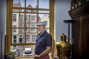 Hans van der Haven met op de achtergrond de woning die van Michiel de Ruyter is geweest. De Vlissingse stadsgids waardeert de beroemdste admiraal die Nederland heeft gehad onder meer om zijn zeemanskunst. beeld RD, Henk Visscher