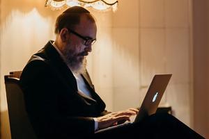 Joodse man met een laptop. beeld Israël en de Bijbel