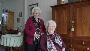 De eeneiige tweeling Hennie Blankenstijn-Ebbers (l.) en Dikkie van Veluw-Ebbers. „Zoals wij schoonmaakten, dat hoor je tegenwoordig niet veel meer hoor.” beeld Evert Barten
