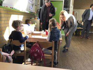 „How old are you?” vraagt een Oekraïense schooldirecteur aan Bennekomse kleuters. Ze steekt vier vingers op, en dan vijf... Tevergeefs. beeld RD