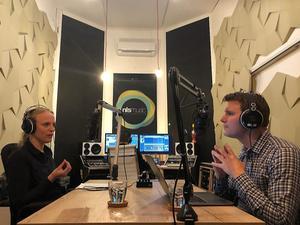 GZ-psycholoog Femke Hagoort (l.) en redacteur Evert Barten in gesprek in de studio. beeld RD