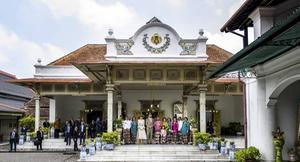 Ontvangst bij de Kraton Nga Yogyakarta Hadiningrat, het paleis van de sultan. Het is het tweede deel van Indonesië dat koning Willem-Alexander en koningin Máxima tijdens hun bezoek aandeden. beeld ANP, Frank van Beek