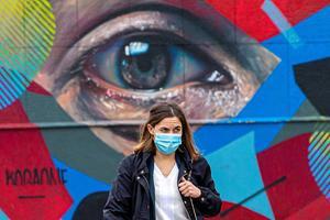 Een vrouw draagt een mondkapje in Luxemburg. Veel Europese landen verplichten het dragen van een mondkapje in openbare gebouwen. beeld EPA, Julien Warnand
