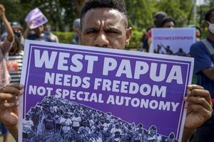 De moord op Papoeapredikant Yeremia Zanambani staat in het teken van de spanningen tussen veiligheidstroepen en separatistische groeperingen. Foto: studenten demonstreren in Jakarta voor een onafhankelijk Papoea. beeld AFP, Bay Ismoyo