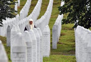 Een Bosnische vrouw tussen de graven van het herdenkingscentrum Potocari bij Srebrenica. beeld AFP