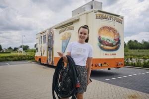 Lianne van Aalsburg maakt haar mobitaria klaar voor gebruik in Geldermalsen. beeld Sjaak Verboom