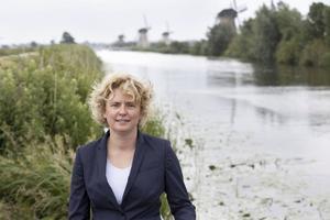 „Het succes van de ene plek gaat ten koste van de welvaart elders”, schrijft journalist Floor Milikowski in haar nieuwste boek. Kinderdijk (foto) is volgens haar zo’n plaats die betere tijden heeft gekend. „Van het vroegere scheepsbouwdorp is weinig over. Kinderdijk is een klassiek geval van een voormalige