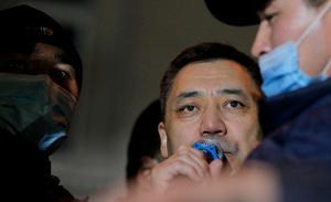 De nieuwe premier van Kirgizië, Sayr Japarov, spreekt zijn aanhangers toe in Bishkek. beeld EPA, Igor Kovalenko