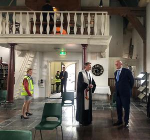 Minister Grapperhaus (R) bezoekt een kerkdienst in Rijnsaterwoude. Voorganger in de dienst is dr. R. de Reuver, scriba van de Protestantse Kerk in Nederland. beeld RD