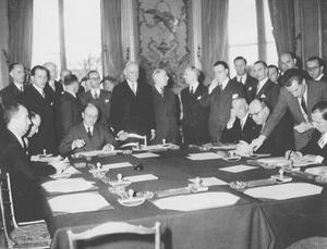 De ondertekening van het oprichtingsverdrag van de Europese Gemeenschap voor Kolen en Staal, het directe uitvloeisel van de verklaring van grondlegger Robert Schuman van 9 mei 1950. beeld EPA
