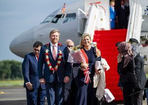Het koningspaar arriveert in Indonesië. beeld ANP