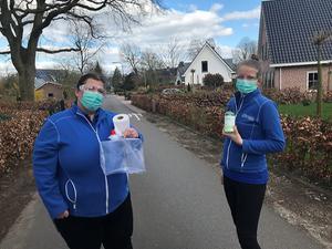 Corrine Kroese (l.) en Gera Stufken van Buurtzorg Nederland. beeld RD
