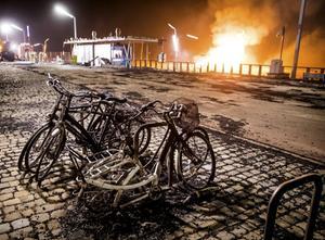 Ravage op de boulevard in Scheveningen. Tijdens de jaarwisseling loopt de wedstrijd tussen de makers van vreugdevuren in Scheveningen en Duindorp volledig uit de hand. De brandstapels zijn veel te hoog. Scheveningen wordt getroffen door een vonkenregen die veel schade aanricht. Uiteindelijk moet burgemeester Pauline Krikke aftreden en wordt besloten geen vreugdevuren meer toe te staan. beeld ANP, Bart Maat