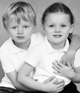 Prins Jacques en prinses Gabriella op hun eerste schoolfoto. De tweeling ging in september voor het eerst naar school. beeld HSH Princess Charlene/Instagram