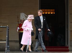 De Britse koningin Elizabeth en prins Harry. beeld AFP