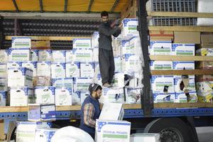 Het hulptransport wordt uitgeladen in een loods in Erbil. beeld Jacob Hoekman