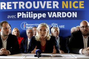Marine Le Pen, partijleider van de Franse partij Rassemblement National, voert campagne samen met de burgemeesterskandidaat van haar partij in Nice (rechts op foto). beeld EPA, Sebastian Nogier