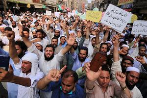 Pakistaanse moslims spreken hun steun uit voor Khalid Khan, die eind juli in een Pakistaanse rechtbank een man doodschoot die beschuldigd werd van godslastering. beeld EPA, Bilawal Arbab
