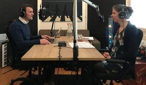 Redacteur Evert Barten (l.) in gesprek met Elly van der Gouwe. beeld RD