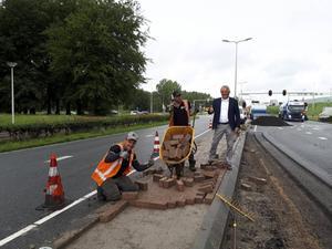 Verlenging van de opstelstrook naar verkeersader Bentz-Berg helpt al, maar wethouder Zevenhuizen van Vijfheerenlanden (r.) ziet in verbreding van de snelweg A27 de echte remedie tegen sluipverkeer in Vianen. beeld André Bijl