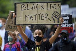 Of het nu gaat om de beweging Black Lives Matter of om de lockdown, elke dag zien we in de nieuwsberichten zowel de noodzaak als de kwetsbaarheid van ons sociaal contract terug. beeld AFP, Justin Tallis