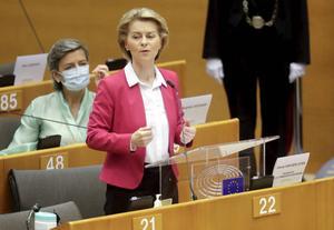 De Europese Commissievoorzitter Ursula von der Leyen (m.) presenteerde woensdag in het Europees Parlement haar miljardenplan. beeld EPA, Olivier Hoslet