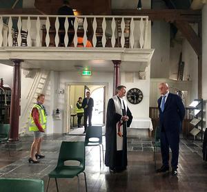 Grapperhaus bezoekt een kerk in coronatijd. beeld RD