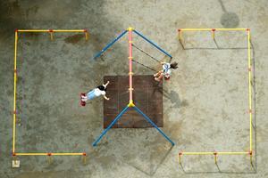 Kinderen spelen op de schommel in Tokyo. beeld AFP