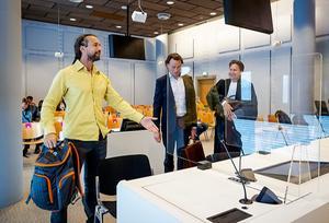 Willem Engel (l.) en Jeroen Pols (m.) namens Viruswaanzin tijdens een eerdere zitting van de rechtbank. beeld ANP
