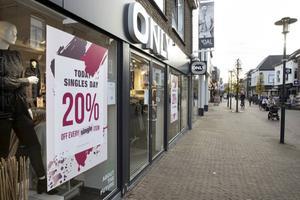 Steeds meer winkels sluiten aan bij het kortingsfestival Singles Day op en rond 11 november. Dat is in China in het leven is geroepen als tegenhanger van Valentijnsdag. Foto: Een damesmodezaak in een winkelstraat in Barneveld maakt vrijdag nog reclame voor Singles Day . beeld RD, Anton Dommerholt