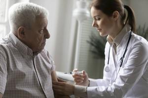 „De bijwerkingen van een griepvaccinatie vallen heel erg mee. Je moet die zeker ook afzetten tegen het aantal doden dat zich anders zou voordoen.” beeld iStock