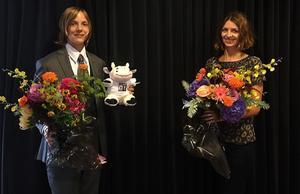 Rijneveld (links) neemt de prijs in ontvangst. beeld uitgeverij Atlas
