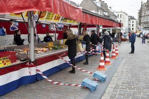 Uit elkaar blijven bij de Scheveningse vishandel. beeld RD, Anton Dommerholt