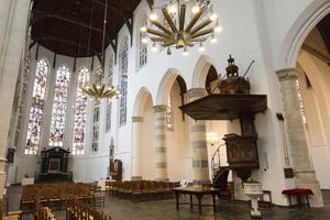 „Als kerk moet je rekening houden met de diversiteit van de samenleving en dat betekent dat een pastor tegenwoordig een professional moet zijn die adequaat leidinggeeft.” Foto: de Oude Kerk in Delft. beeld RD, Anton Dommerholt