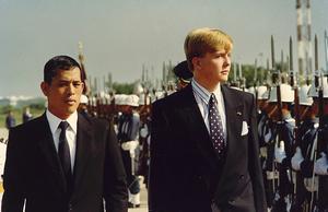 Een jonge Vajiralongkorn en een jonge Willem-Alexander in Bangkok, Thailand in 1987. beeld Hollandse Hoogte / EPA