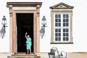 Margrethe zwaait op haar verjaardag naar mensen die haar feliciteren. beeld EPA