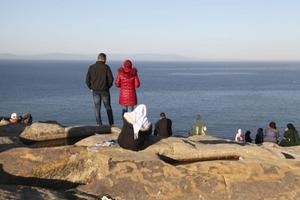 Vanuit Tanger, Marokko, staren naar de bergen van Europa aan de overkant van de Straat van Gibraltar. Niet alleen Afrikanen uit landen ten zuiden van de Sahara hopen op een beter bestaan in Europa. Vier op de tien jonge Marokkanen willen elders een bestaan opbouwen. beeld Lex Rietman