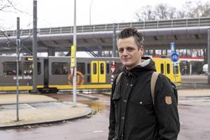 Daan Molenaar op het 24 Oktoberplein in Utrecht waar hij op 18 maart ontsnapte aan de terreur van aanslagpleger Gökmen T. „Samen met een paar anderen ben ik hard weggerend.” beeld André Dorst