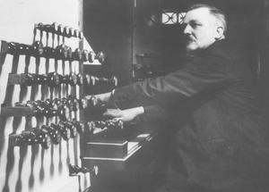 Jan Zwart achter de klavieren van ‘zijn’ orgel in de Hersteld Evangelisch-Lutherse Kerk aan de Kloveniersburgwal in Amsterdam. beeld Nationaal Orgelmuseum
