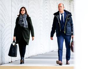 Advocaten Sander Janssen en Desiree de Jonge arriveren bij de rechtbank, voor de voortzetting van het hoger beroep tegen Willem Holleeder. Holleeder is door de rechtbank veroordeeld tot levenslang wegens zijn sturende rol bij een reeks liquidaties. beeld ANP, REMKO DE WAAL