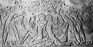 Farao Ramses II heeft zijn overwinning op twee Shasu-verkenners laten uitbeelden in steen. Het is opmerkelijk dat de gevangenen veel groter zijn dan de Egyptenaren die hen slaan. beeld Wikipedia