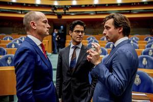 Een deel van de bevolking in Nederland gaat gebukt onder het steeds zwaarder wordende juk van het immigratiebeleid. In plaats van deze problemen onder ogen te zien, worden partijen die ze wel principieel aan de kaak durven stellen weggezet als racisten en islamofoben, ook door de ChristenUnie.  beeld ANP, Robin van Utrecht