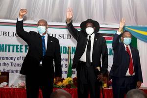 De leider van het Sudanese overgangsregime, Abdel Fattah (l.) maandag met bemiddelaar en president van Zuid-Sudan, Salva Kiir (m.). beeld AFP, Akuot Chol