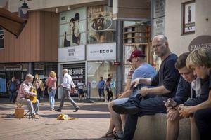 Gitarist en componist Christiaan de Jong speelt in het zonovergoten centrum van Hilversum. beeld RD, Henk Visscher