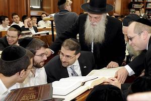 Joden studeren in een van de studiezalen van de Mir-jesjiva in de ultraorthodoxe wijk Mea Shearim van Jeruzalem. beeld Wikimedia