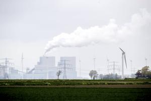 Politiek Den Haag heeft in totaal 11,4 miljard euro subsidie gereserveerd om kolencentrales kolenvrij te maken. Kolencentrales zoals die van RWE in Geertruidenberg en Eemshaven (foto) zijn al bezig met een omschakeling van steenkool op houtpellets. beeld ANP, Jerry Lampen