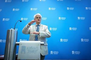 Voorzitter Leen Hordijk van het Adviescollege Meten en Berekenen Stikstof presenteert zijn rapport. beeld ANP, Phil Nijhuis