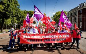 Actievoerders bij een mars door Den Haag tijdens de landelijke actiedag van vorig jaar. Met de betoging wilden vakbonden CNV, FNV en VCP hun pensioenwensen kracht bij zetten. beeld ANP, Koen van Weel