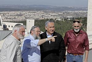 De Israëlische premier Netanyahu bezoekt een Joodse nederzetting op de Westoever, na de verklaring dat de Amerikaanse regering de Joodse nederzettingen in Judea en Samaria niet langer als strijdig met internationaal recht beschouwt. beeld EPA, Menahem Kahana
