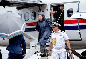 Prinses Beatrix komt donderdag in de regen aan op het vliegveld van Saba. beeld ANP